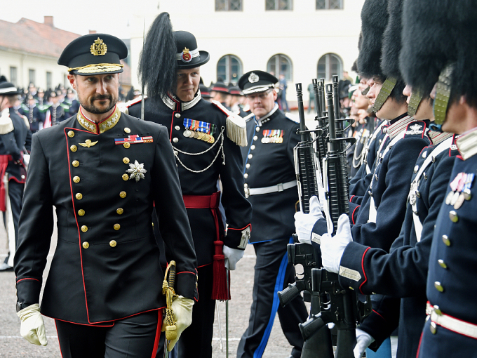 Kronprins Haakon inspiserer Hans Majestet Kongens Garde på Akershus festning. Foto: Sven Gj. Gjeruldsen, Det kongelige hoff 